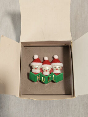 Avon PIN Christmas Vintage CAROLERS SINGING NOEL Musical Sound 1996 Brooch